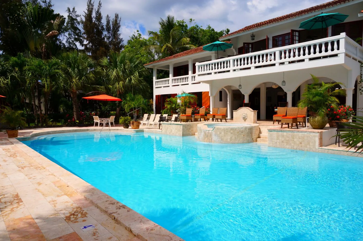 Piscina infinity la vila in Snagov