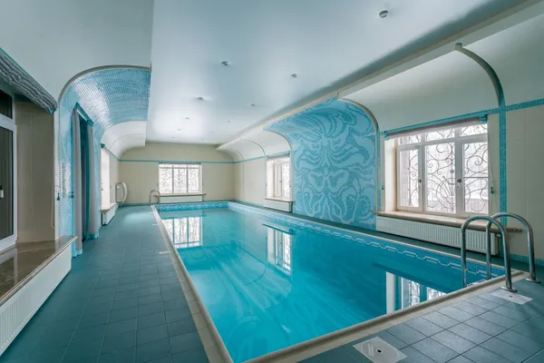 Piscina cu deversare perimetrala overflow in curtea din Pipera