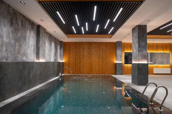 Jacuzzi integrat in piscina, zona de relaxare premium