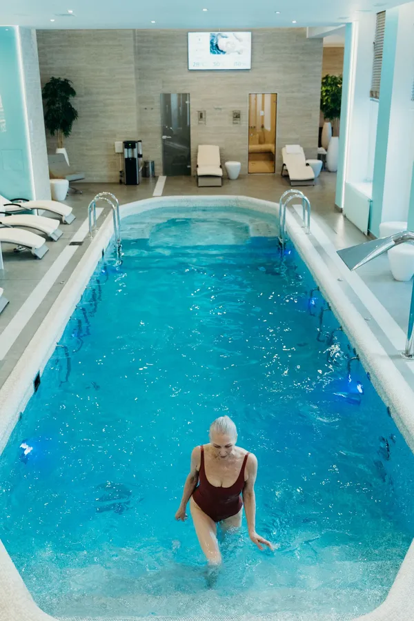 Detaliu grila de deversare si finisaj din piatra al piscinei
