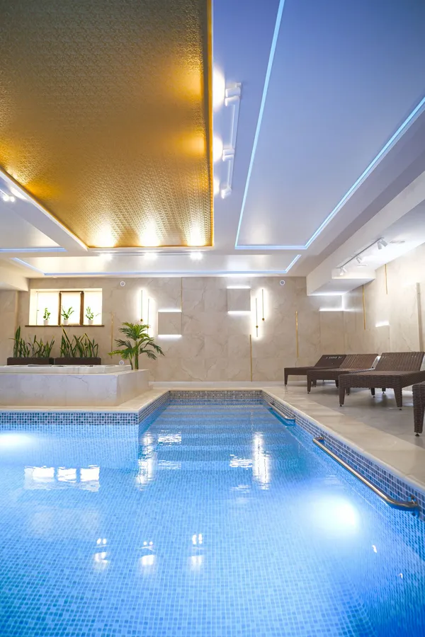 Zona SPA cu jacuzzi langa piscina interioara a vilei